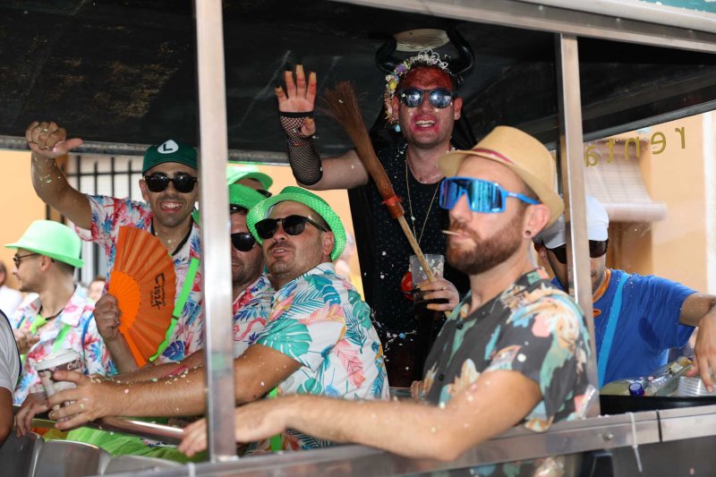 Les carrosses de Gata omplin el recorregut d’enginy, confeti,… i crítiques per l’entrada de bous “sorpresa” Les carrosses de Gata omplin el recorregut d’enginy, confeti,… i crítiques per l’entrada de bous “sorpresa”